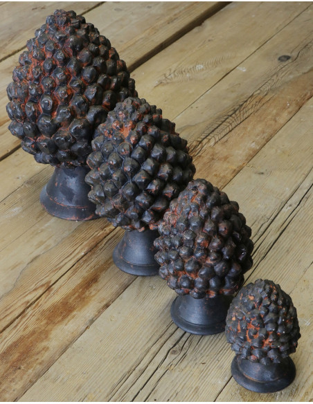 LARGE PINE CONE